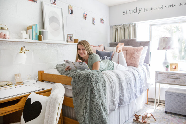 Tips and Tricks to Decorating a Fabulous Freshman Dorm Room